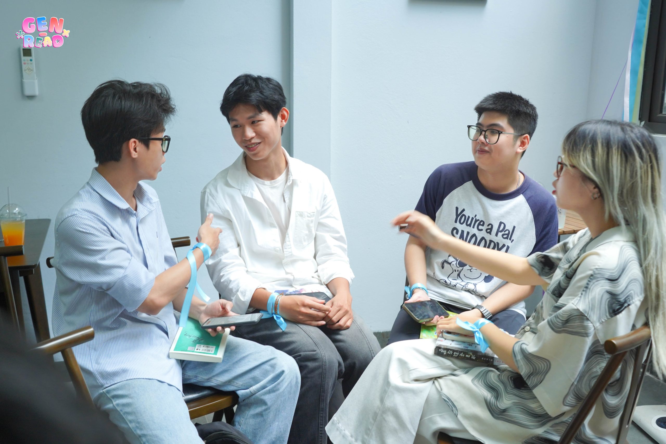 Ảnh 2: Minh Thư cùng các thành viên trao đổi trong phần hoạt động teamwork tại Book Club. (Ảnh: BTC)