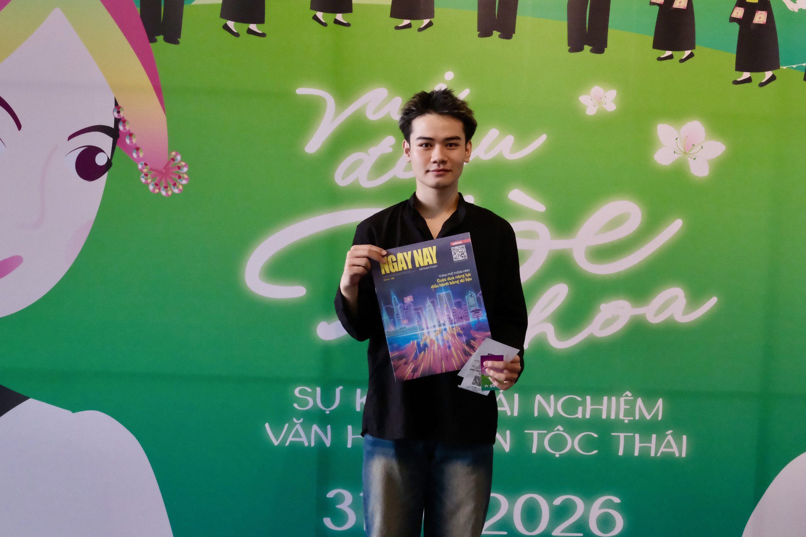 Ảnh NOXĐ 2: Khách tham quan tìm hiểu về văn hóa Thái thông qua các hoạt động trải nghiệm và trưng bày tại chương trình. (Ảnh: BTC)